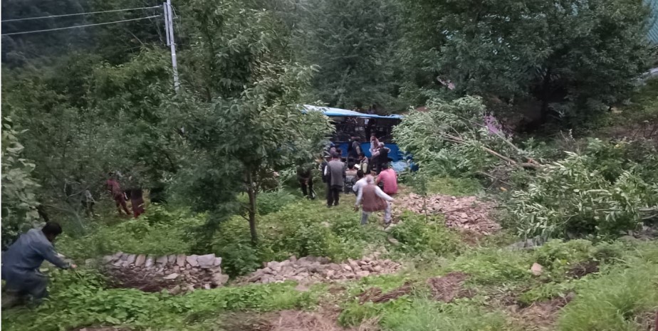 रामपुर में एचआरटीसी बस दुर्घटनाग्रस्त, दो लोगों की मृत्यु, घायलों का उपचार जारी