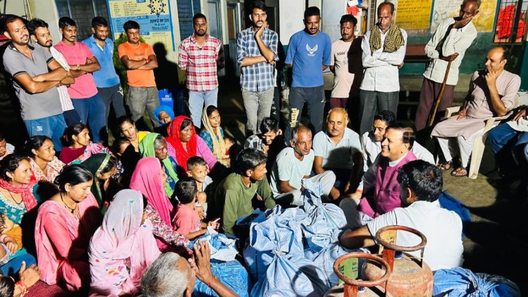 भाजपा प्रदेशाध्यक्ष डा. राजीव बिन्दल अगड़ीवाला आपदा प्रभावितों की मदद करने पहुंचे