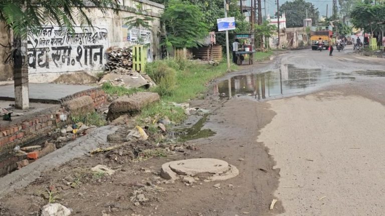सिरमौर में सड़कों की सुध लेना भूली सरकार, खस्ताहाल में सिरमौर जिला की सड़के