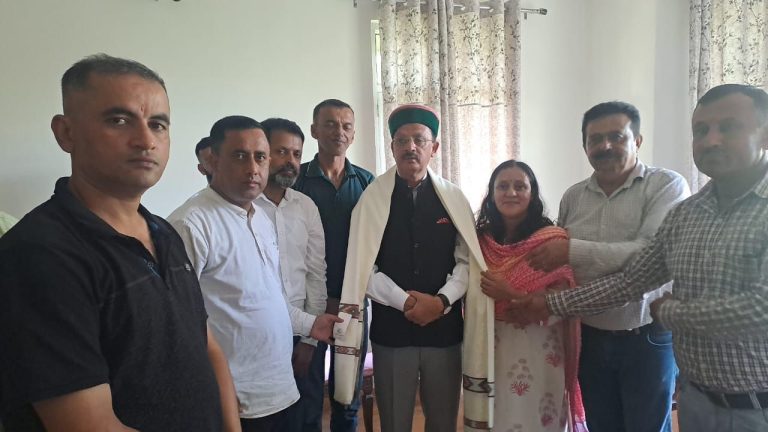 उद्योग मंत्री हर्षवर्धन चौहान से मिला प्राथमिक शिक्षक संघ, कलस्टर प्रणाली पर जताया विरोध 