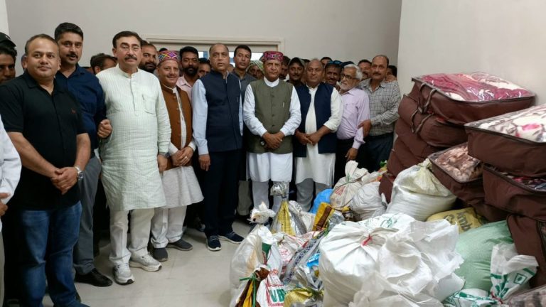 भाजपा कार्यकर्ताओं ने चंबा के आपदा प्रभावित लोगों को राहत सामग्री पहुंचाने का बीड़ा उठाया 