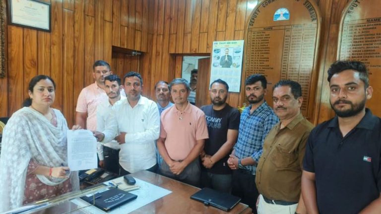 सराहां चंडीगढ़ सड़क के 45 दिनों बाद भी बहाल नहीं होने के कारण 6 पंचायतों के लोगो को उठानी पड़ रही परेशानी, उपायुक्त प्रियंका वर्मा से मिले ग्रामीण 