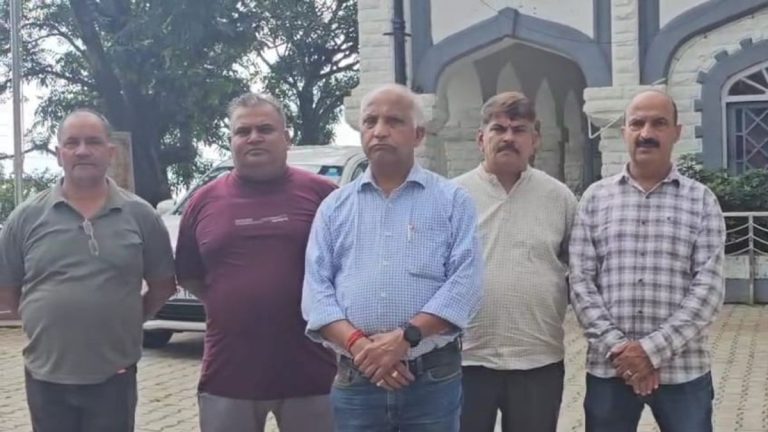 माल रोड स्थित पार्किंग स्थल को लेकर लोगों ने डीसी को सौंपा ज्ञापन, बिना ऑक्शन पार्किंग अलॉट करने का विरोध