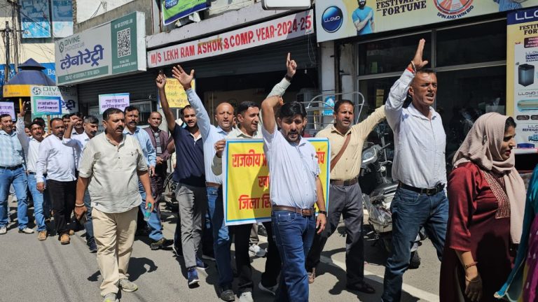 नाहन में सड़कों पर उतरे प्राथमिक शिक्षक, शिक्षा विभाग के फैसले से नाराज है शिक्षक