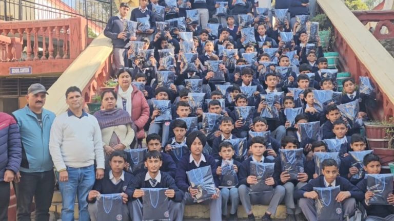 स्कूल शिक्षिका ने 450 स्कूली बच्चों को दिए मुफ्त स्वेटर, हर वर्ष शिक्षिका द्वारा बच्चों को दिए जाते है स्वेटर