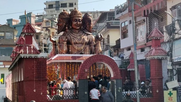 नाहन में त्रिदेव प्रतिमा का अनावरण, पक्का टैंक शिव मंदिर परिसर में स्थापित की गई प्रतिमा