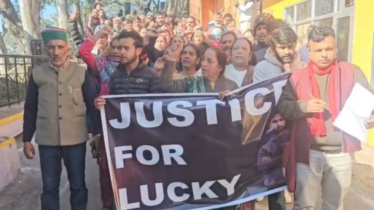 कालाअम्ब में मारपीट के बाद हुई 24 वर्षीय युवक की मौत मामले में SP सिरमौर से मिलने पहुंचे रेणुका क्षेत्र के लोग
