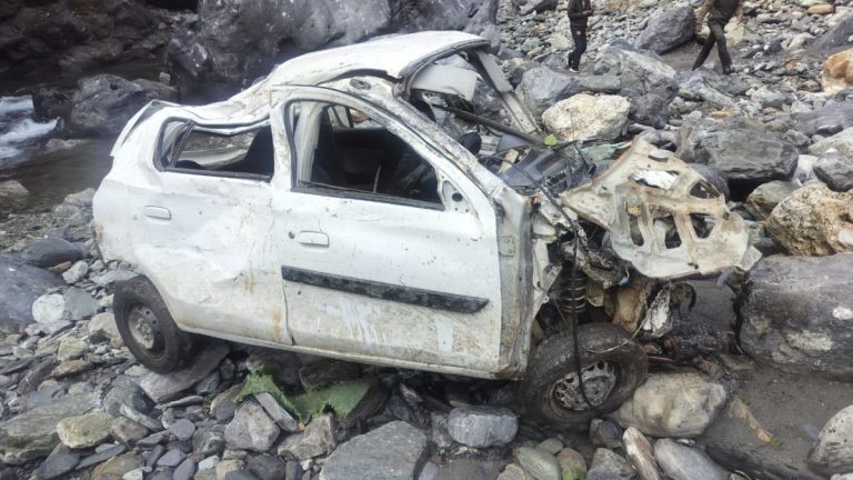  रोनहाट में गहरी खाई में गिरी कार, 18  वर्षीय युवक की मौत, 2 गंभीर रूप से घायल 