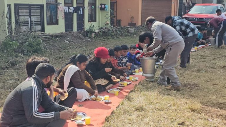 नाहन के ढाबों मोहल्ला में पूजा अर्चना के बाद विशाल भंडारे का आयोजन