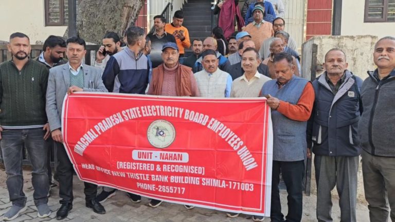 बिजली बोर्ड के निजीकरण के विरोध में कर्मचारियों का प्रदर्शन, आंदोलन की चेतावनी