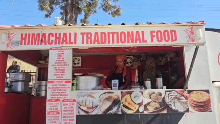 नाहन चौगान मैदान में महिलाओं ने लगाया पहाड़ी व्यंजनों का स्टॉल, बने आकर्षण का केंद्र