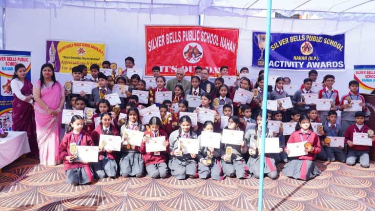 सिल्वर बेल्स पब्लिक स्कूल में वार्षिक पुरस्कार वितरण समारोह का आयोजन, मेधावी छात्र – छात्राओं को किया गया सम्मानित 