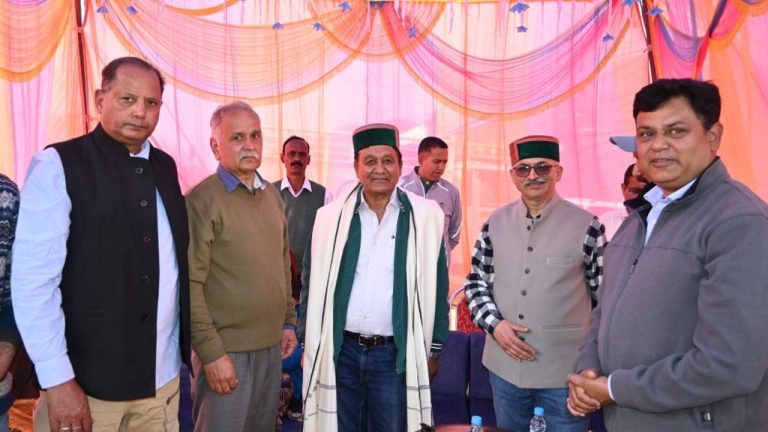 जगत सिंह नेगी ने शिरूमाईला में पीसीडीओ व शिवा क्लस्टर इकाई डूंगीसेर का किया निरीक्षण