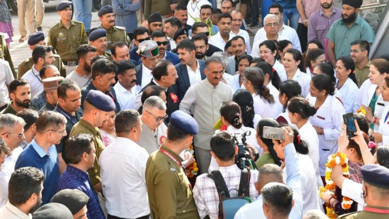 मुख्यमंत्री ने किया नाहन मेडिकल कॉलेज का निरीक्षण, डॉक्टरों से किया संवाद