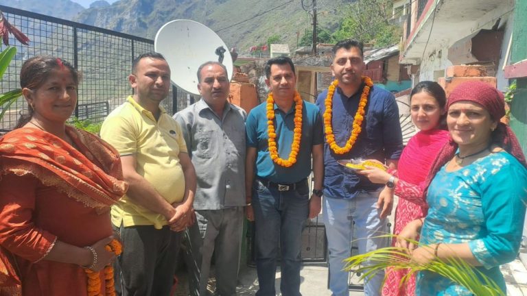  कमरऊ पाठशाला को उद्योगपति भरत सिंह ठाकुर व अनिल कुमार ठाकुर ने लिया गोद 