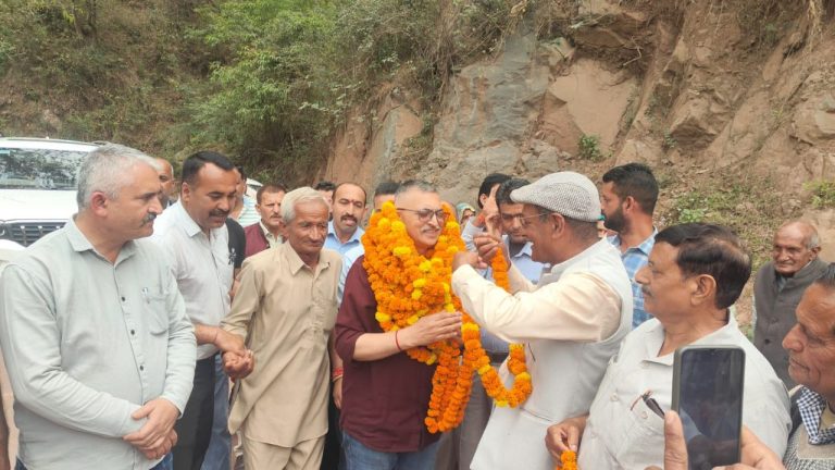 मंडलांहा में 3 किमी सड़क का उद्घाटन, HRTC बस में विधायक अजय सोलंकी ने ग्रामीणों के साथ किया सफर 